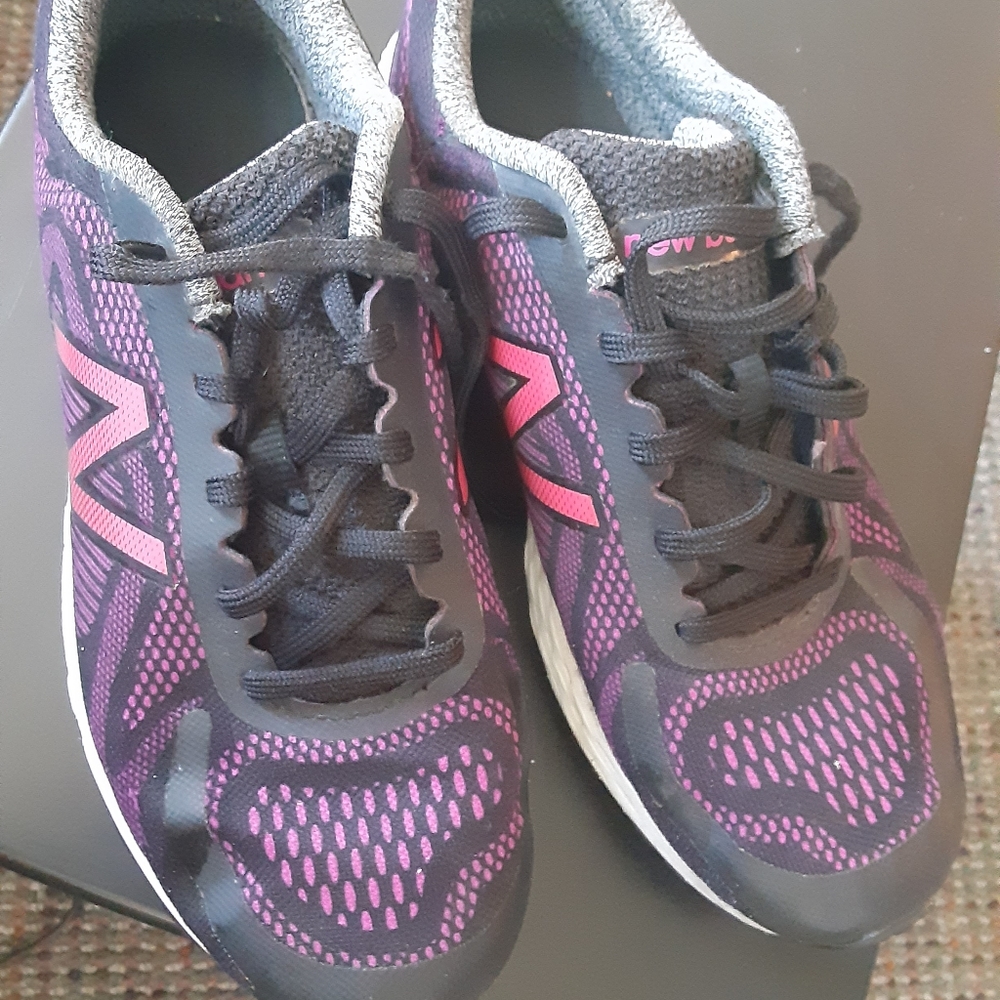 Size 4 new balance tennis shoes